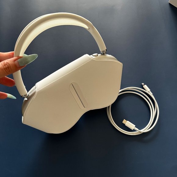 Apple Airpods Max in Silver - Picture 3 of 7